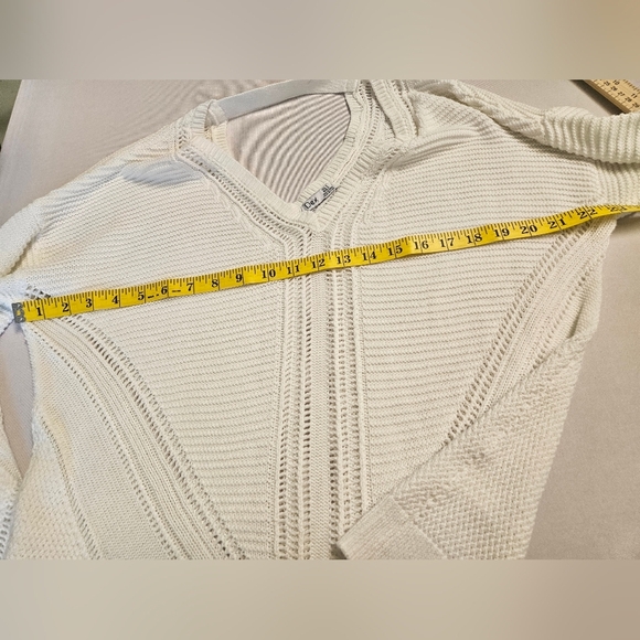 Dex/ SweaterWomen's S White V-Neck Knit Crochet - Picture 3 of 5